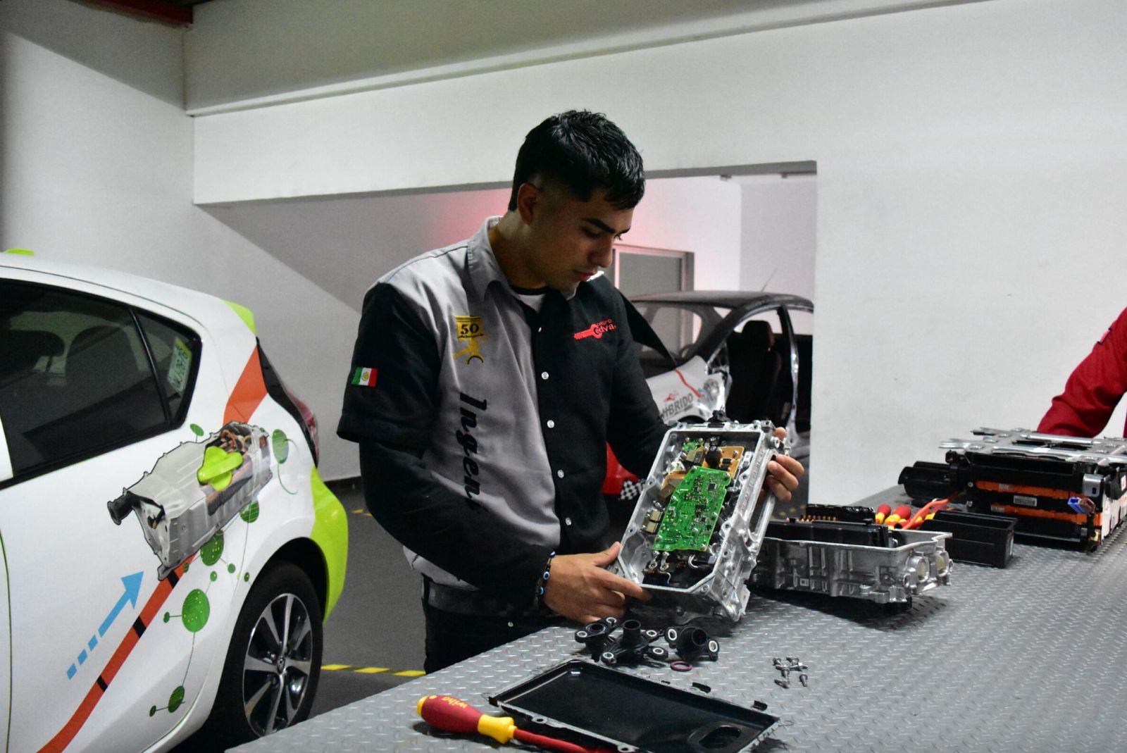 Especialidad en vehículos eléctricos e híbridos